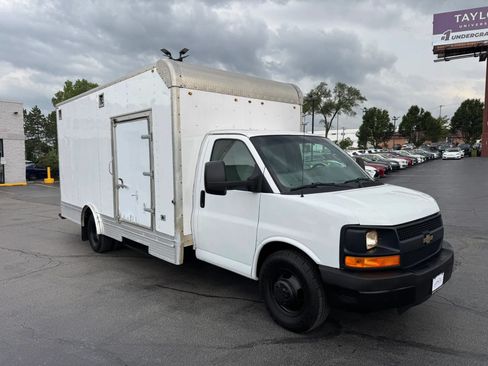 Used 2016 Chevrolet Express 4500 RWD image 2