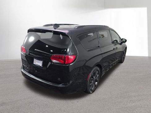 Used 2018 Chrysler Pacifica Touring-L Plus w/ Advanced Safetytec Group FWD image 43