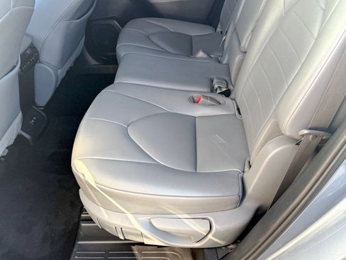 Used 2021 Toyota Highlander XLE image 19