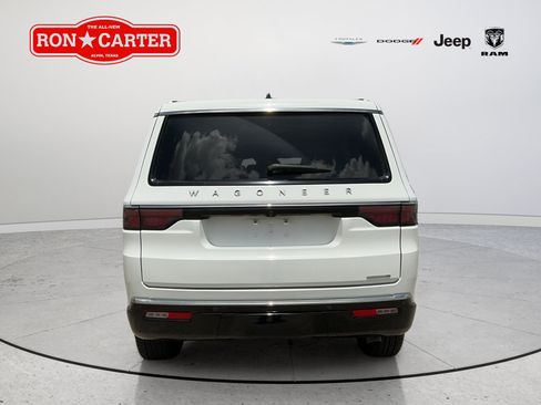 Certified 2024 Jeep Wagoneer Series II w/ Flexible Seating Group RWD image 5
