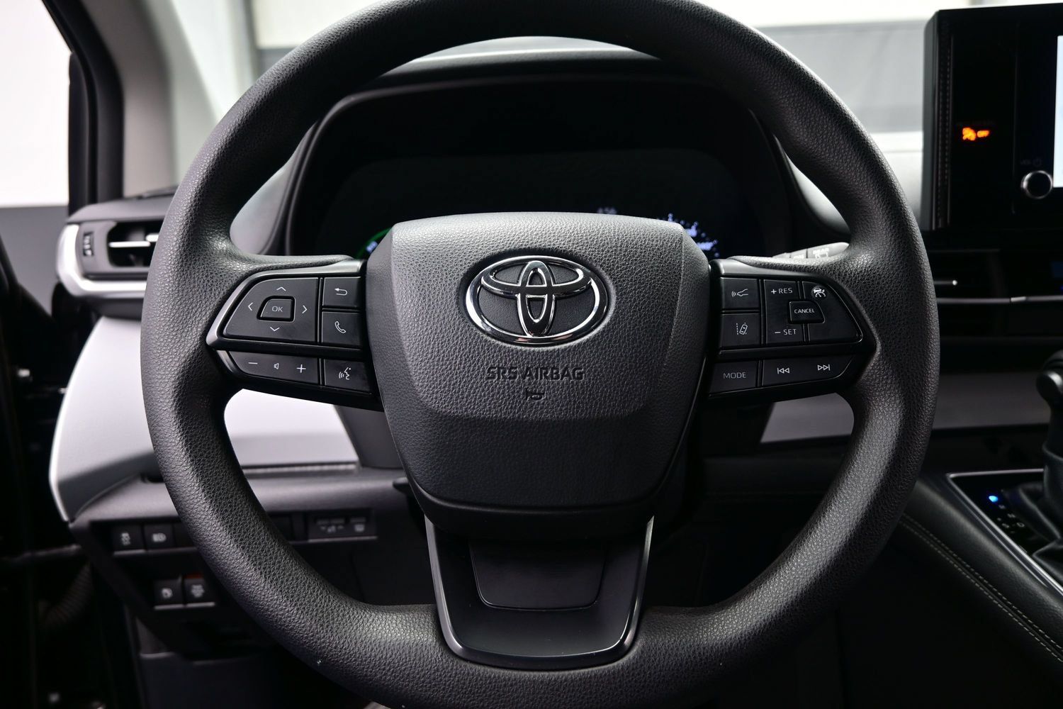 Used 2025 Toyota Sienna LE AWD/4WD image 24