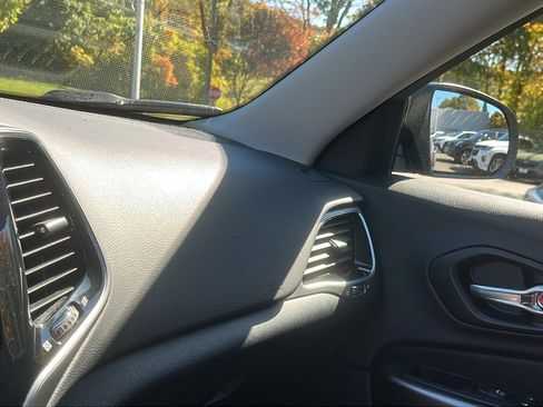 Used 2022 Jeep Cherokee Limited image 18