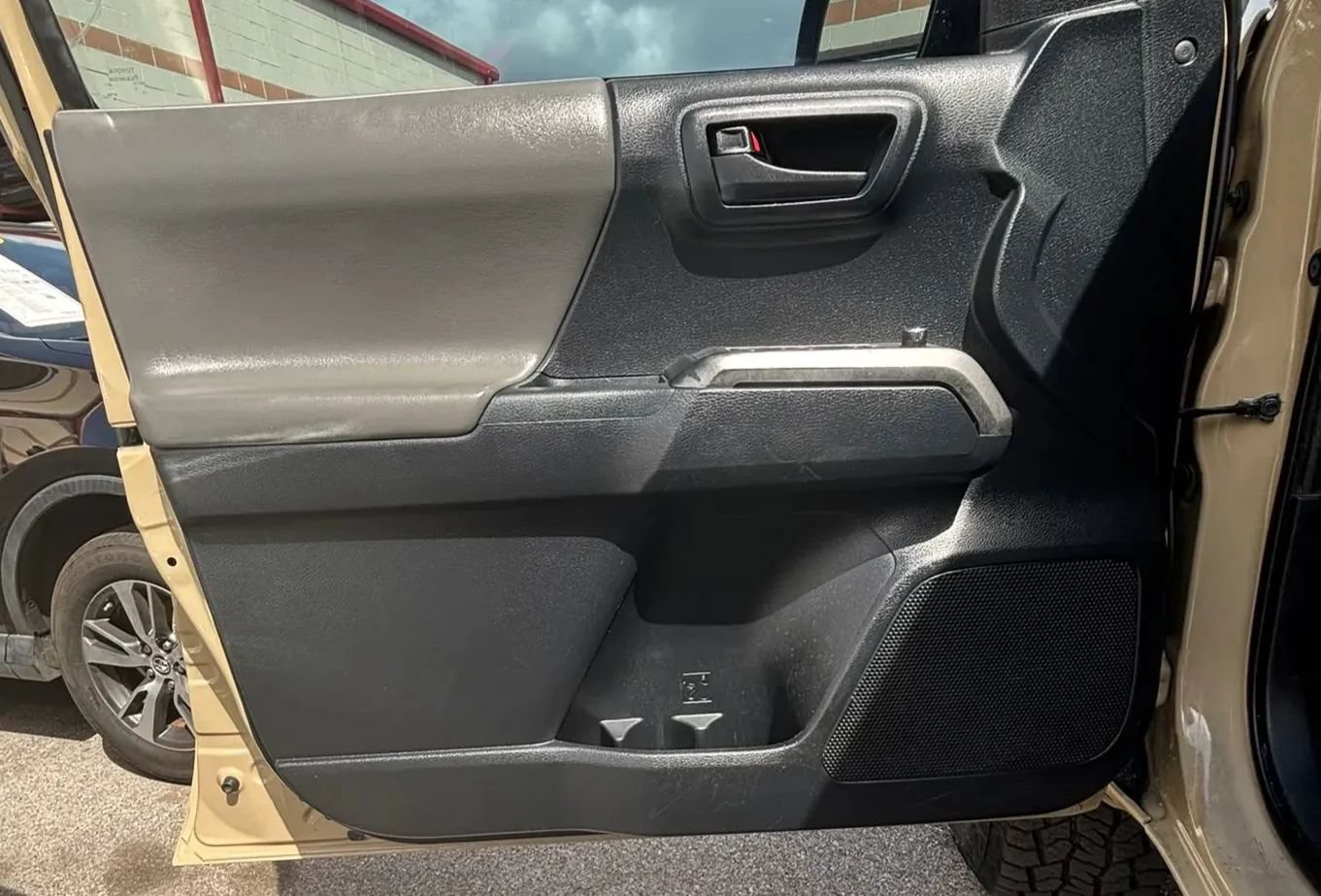Used 2018 Toyota Tacoma SR5 RWD image 17