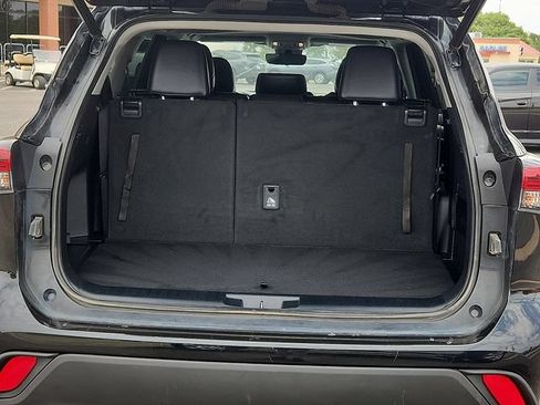 Used 2021 Toyota Highlander XLE FWD image 10