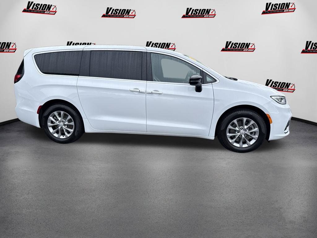 New 2026 Chrysler Pacifica Select AWD/4WD image 4