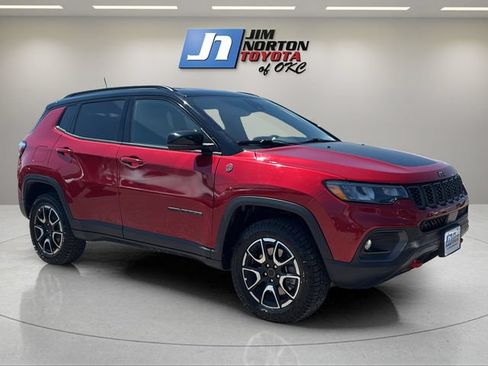 Used 2025 Jeep Compass Trailhawk AWD/4WD image 3
