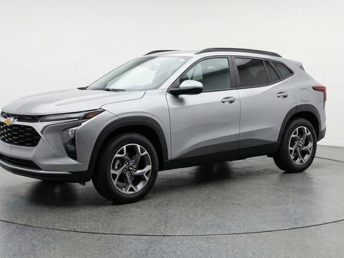 Used 2025 Chevrolet Trax LT w/ LT Convenience Package image 3