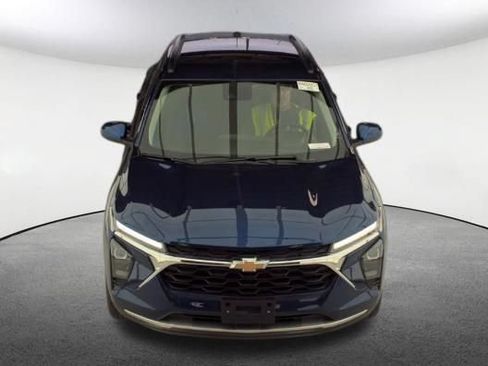 Used 2024 Chevrolet Trax LT w/ LT Convenience Package FWD image 2