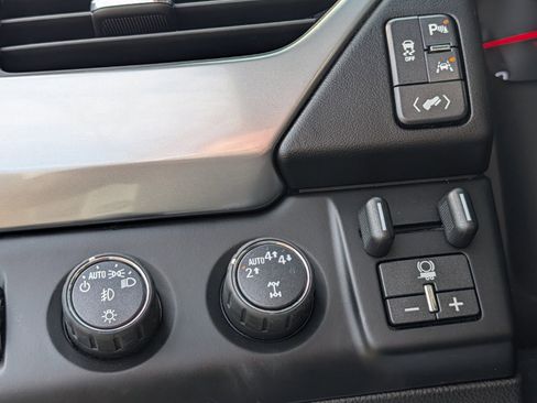 Used 2018 Chevrolet Tahoe LT image 11