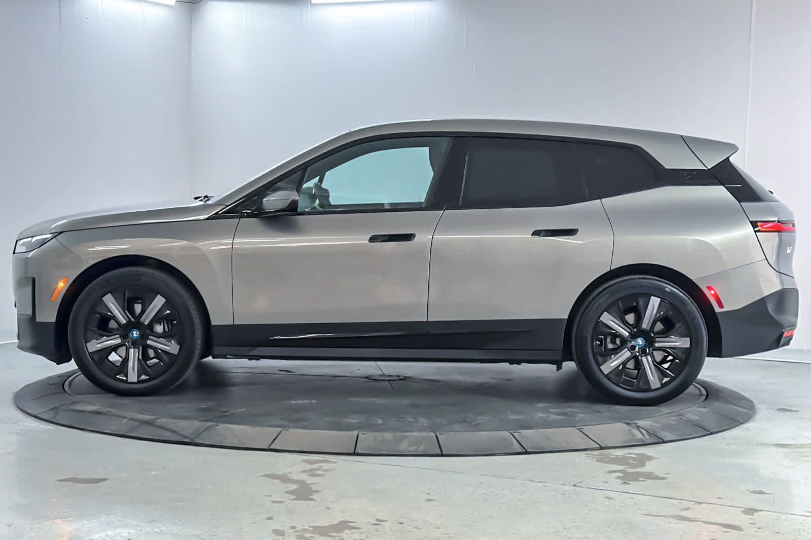 Used 2024 BMW iX xDrive50 w/ Convenience Package AWD/4WD image 5