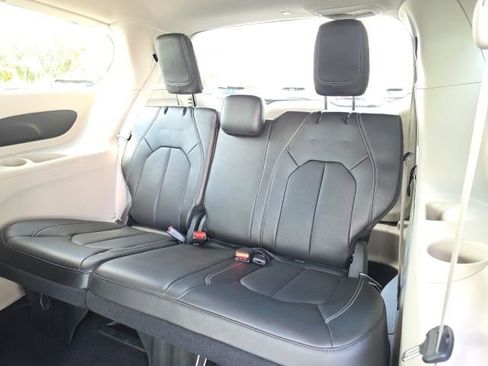 Used 2023 Chrysler Pacifica Touring-L FWD image 10
