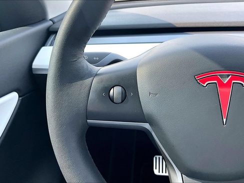 Used 2021 Tesla Model Y Long Range AWD/4WD image 18