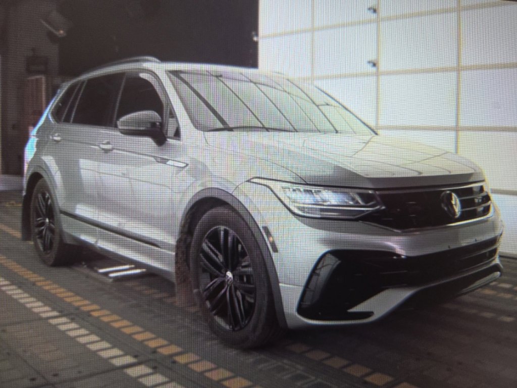 Used 2022 Volkswagen Tiguan SE R-Line AWD/4WD image 2