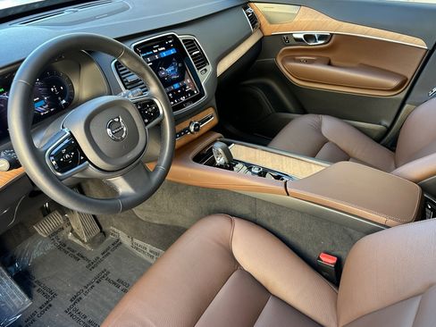 Certified 2025 Volvo XC90 B5 Plus w/ Protection Package Premier image 9