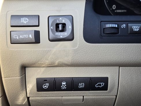 Used 2014 Lexus LX 570 4WD w/ Luxury Package image 19