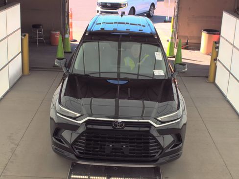 Used 2025 Toyota Grand Highlander AWD image 2