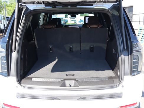 Used 2025 Chevrolet Suburban High Country AWD/4WD image 38