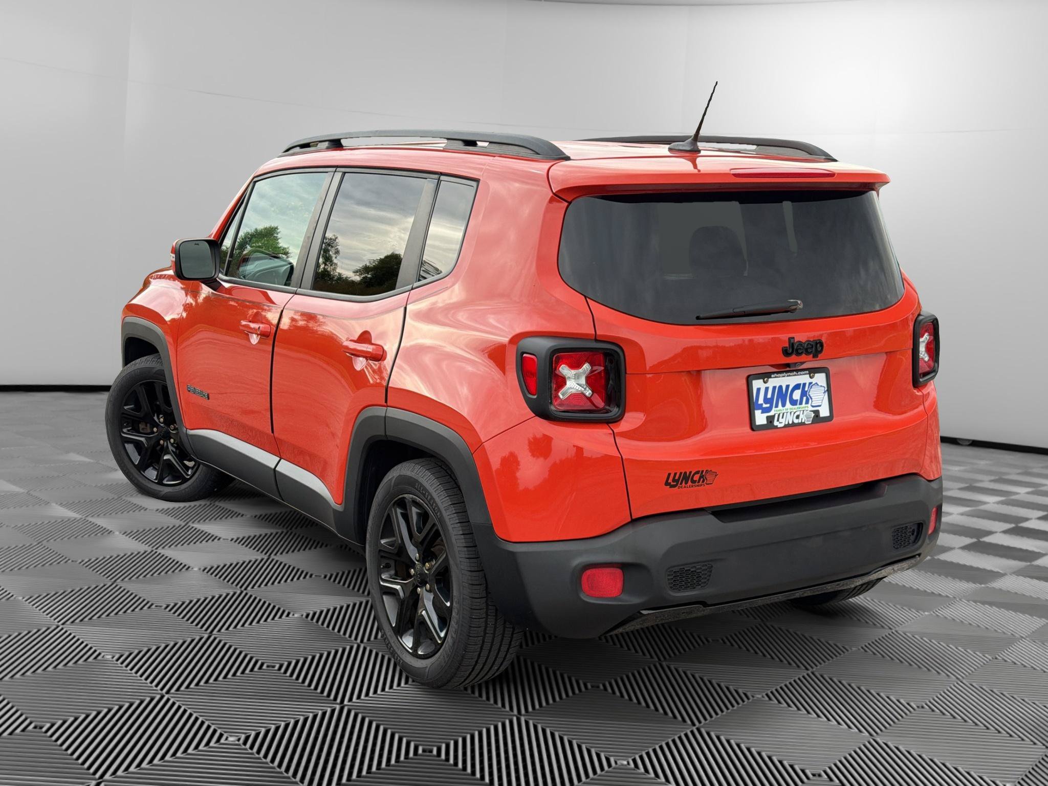 Used 2017 Jeep Renegade Altitude FWD image 2