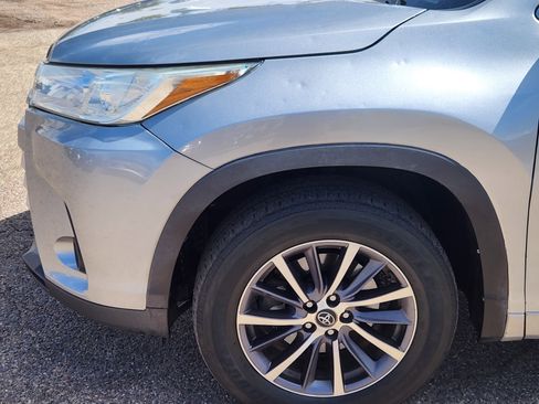 Used 2018 Toyota Highlander XLE w/ Carpet Mat Package (TMS) AWD/4WD image 6