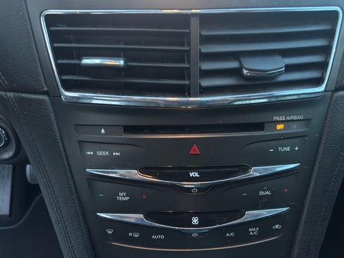 Used 2019 Lincoln MKT AWD image 12