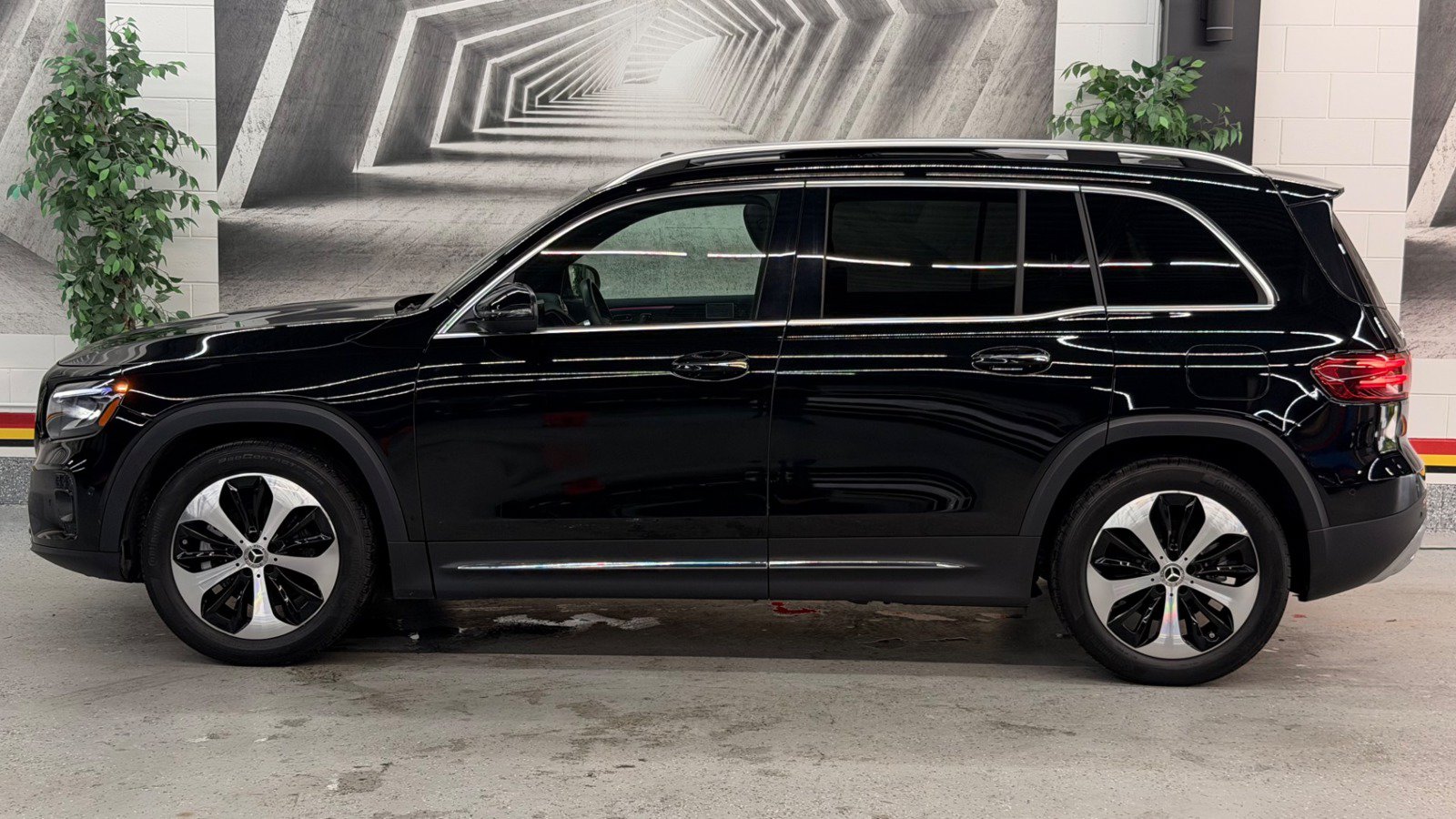Used 2024 Mercedes-Benz GLB 250 4MATIC w/ Driver Assistance Package image 5