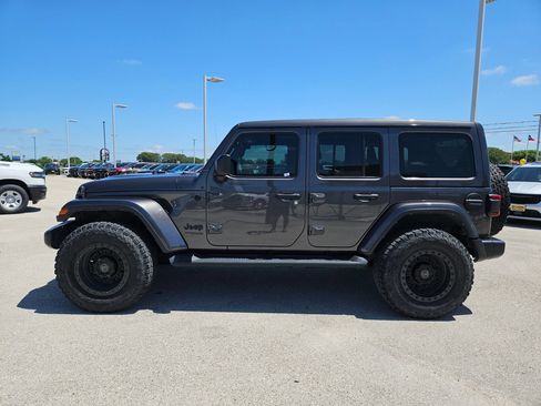 Used 2021 Jeep Wrangler Unlimited Sahara AWD/4WD image 6