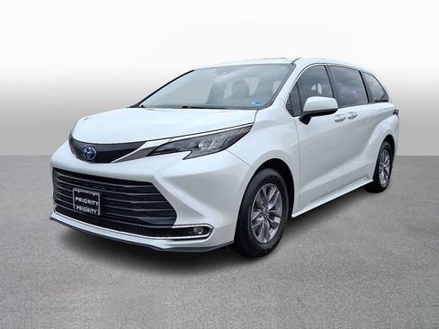Used 2024 Toyota Sienna XLE AWD/4WD image 1