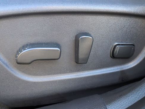 Used 2019 Nissan Rogue SV image 18