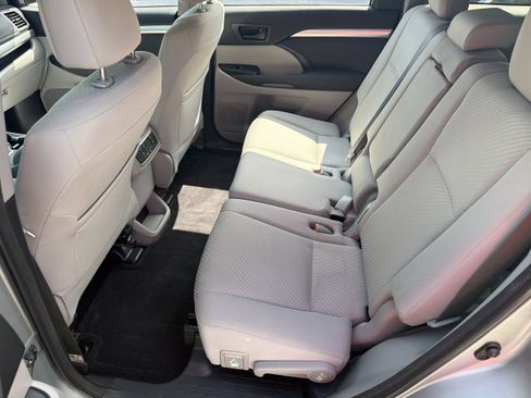 Used 2018 Toyota Highlander LE FWD image 18