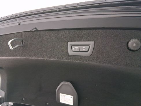 Certified 2022 BMW 750i xDrive w/ Luxury Rear Seating Package image 26