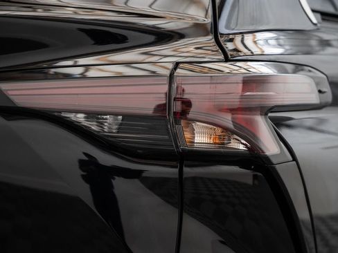 Used 2025 Toyota Sienna XLE FWD image 9