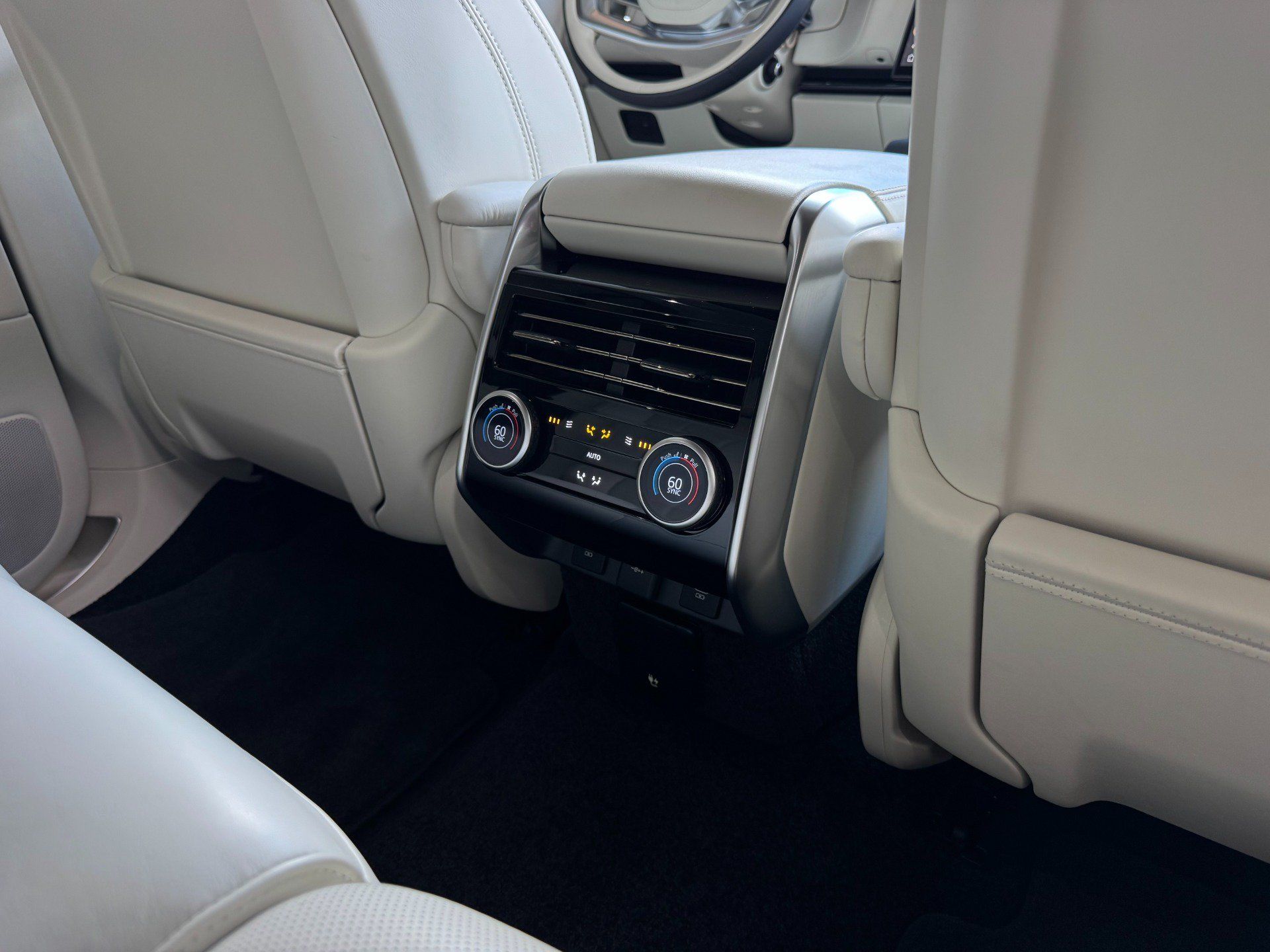Used 2025 Land Rover Range Rover SE AWD/4WD image 32