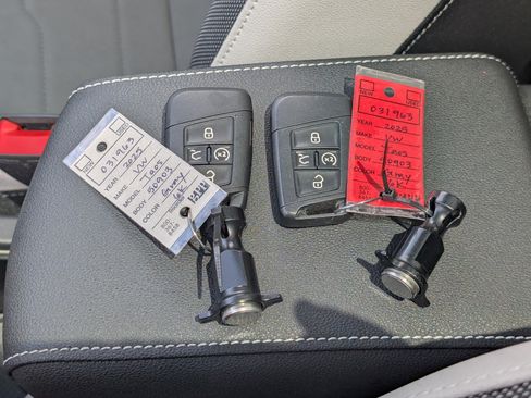 Used 2025 Volkswagen Taos SE w/ Panoramic Sunroof Package FWD image 37
