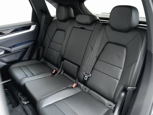 Certified 2025 Porsche Cayenne AWD/4WD image 24