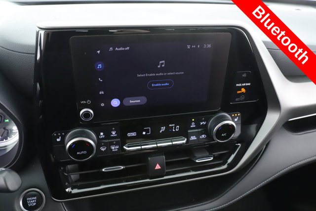 Used 2024 Toyota Highlander LE AWD/4WD image 4