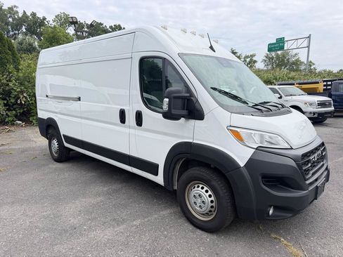 Used 2024 RAM ProMaster 2500 w/ Convenience Group FWD image 3