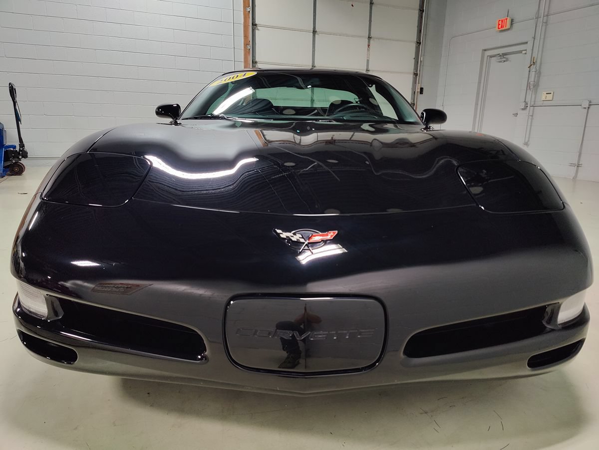 Used 2004 Chevrolet Corvette Coupe w/ Preferred Equipment Group RWD image 3