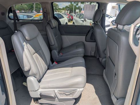 Used 2008 Chrysler Town & Country Touring FWD image 14
