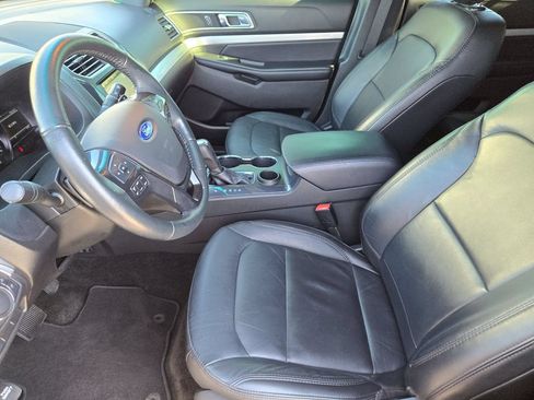 Used 2017 Ford Explorer XLT w/ Equipment Group 202A FWD image 14