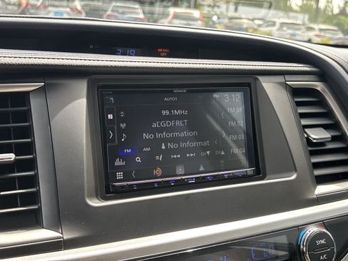 Used 2014 Toyota Highlander XLE AWD/4WD image 19