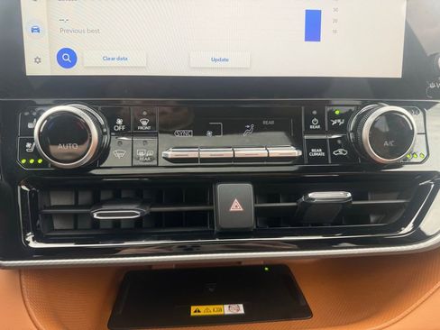 Used 2025 Toyota Highlander Platinum AWD/4WD image 23