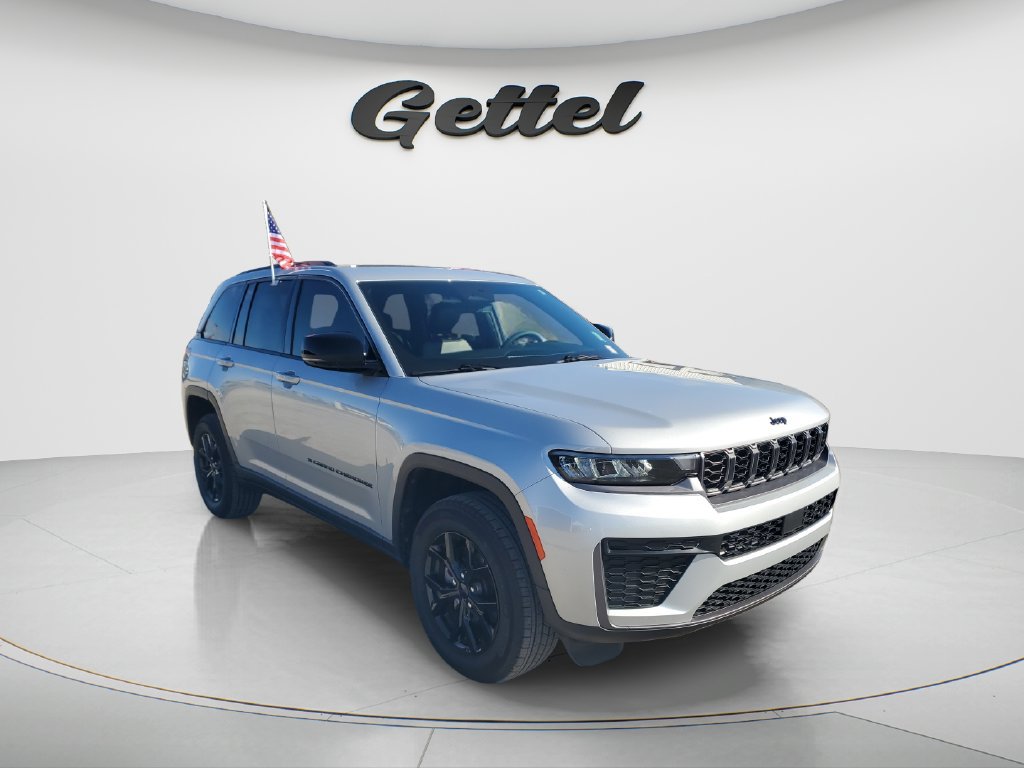 Used 2026 Jeep Grand Cherokee Altitude RWD image 3