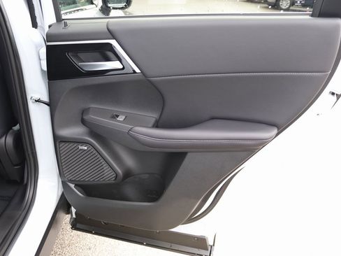 New 2025 Mitsubishi Outlander SE image 8