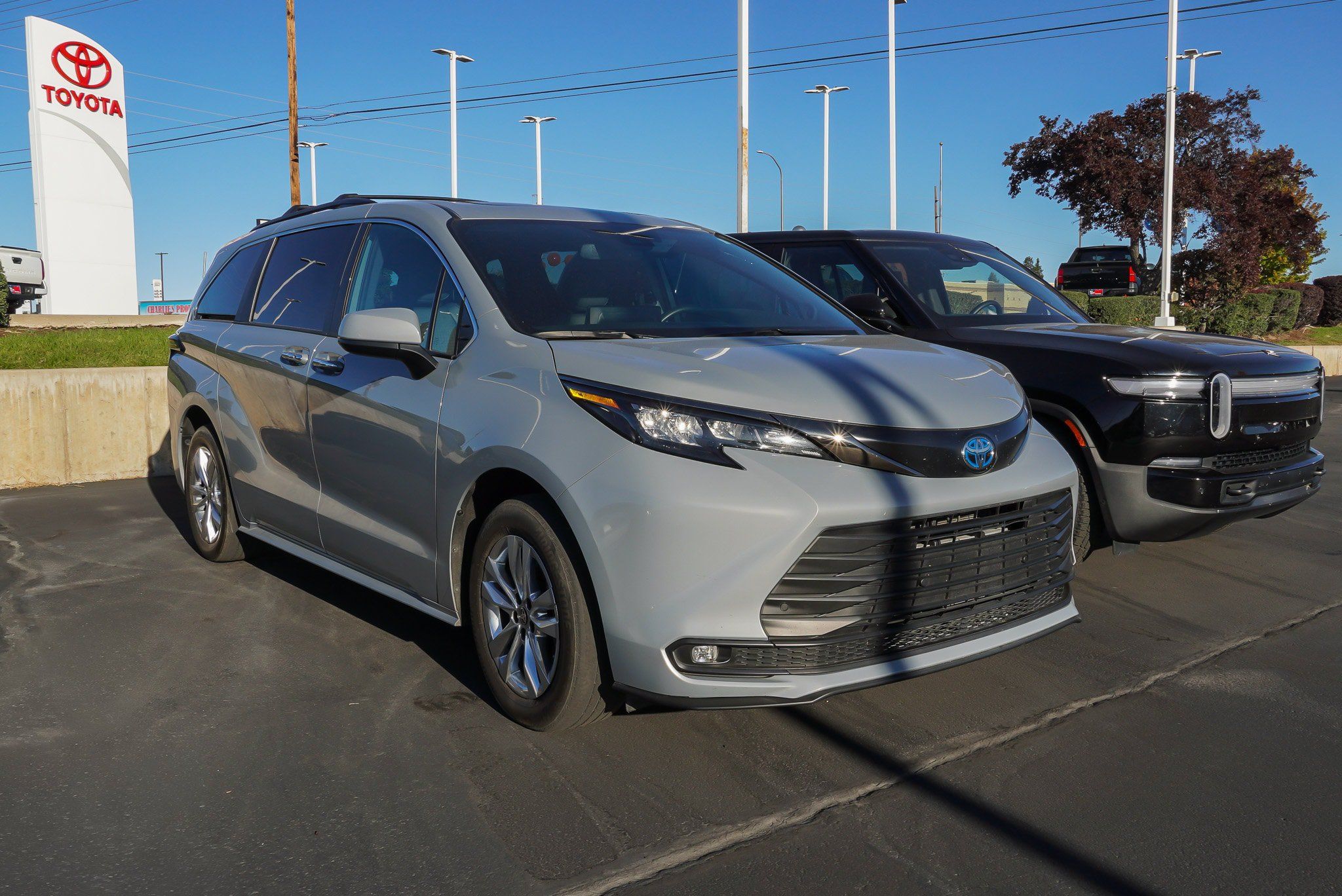 Certified 2023 Toyota Sienna XLE Woodland Edition AWD/4WD image 2