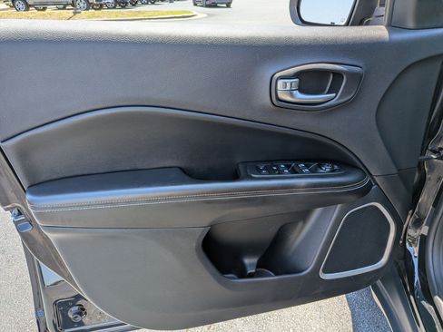 Used 2019 Jeep Compass Latitude w/ Popular Equipment Group FWD image 9