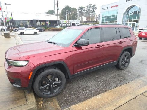 Used 2023 Jeep Grand Cherokee L Laredo image 1