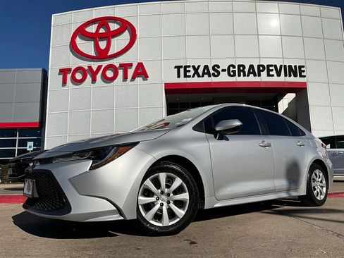 Used 2020 Toyota Corolla LE image 2