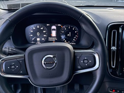 Used 2021 Volvo XC40 T5 Momentum w/ Premium Package image 13