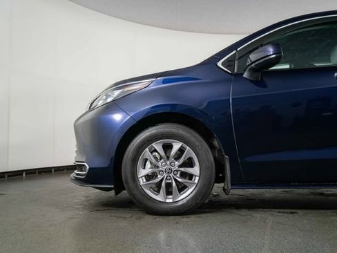 Used 2024 Toyota Sienna XLE FWD image 12