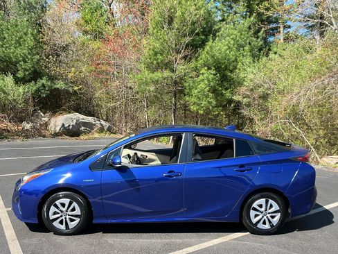 Used 2016 Toyota Prius Four FWD image 2